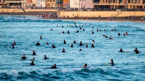 Cientos de surfistas invaden la playa de Las Canteras durante la desescalada del coronavirus