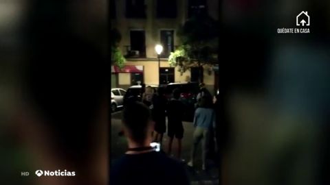 Las imágenes de la treintena de botellones con cientos de jóvenes multados en Madrid