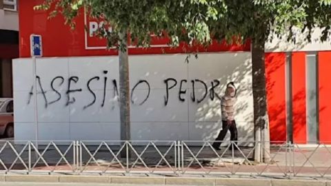 La sede del PSOE de Córdoba amanece con la pintada de 'Sánchez asesino' en su fachada