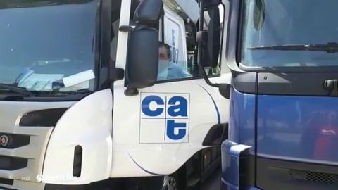 Los transportistas hacen sonar las bocinas de sus camiones para destacar su papel en la crisis del coronavirus
