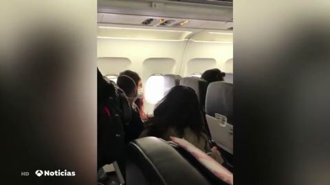 Así viajan los pasajeros en los aviones durante el coronavirus: sin separación y con  todos los asientos ocupados 