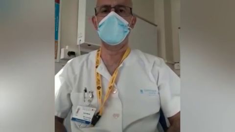 El truco definitivo de los nudos en la mascarilla de un médico para protegerse del coronavirus