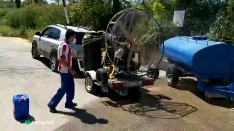 Un aficionado del Atlético de Madrid utiliza su paramotor para desinfectar las calles de coronavirus