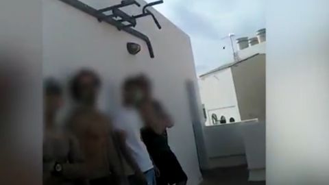 Denunciadas ocho personas por hacer una barbacoa en una azotea comunitaria en Fuerteventura