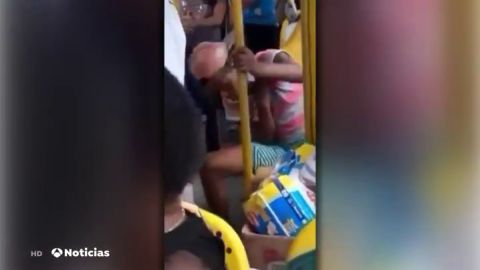 Echan por la fuerza de un autobús a una mujer que no paraba de toser y no llevaba mascarilla por el coronavirus en Brasil