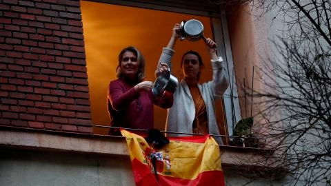 Las caceroladas del barrio de Salamanca contra el Gobierno se extienden a otros barrios y ciudades de España
