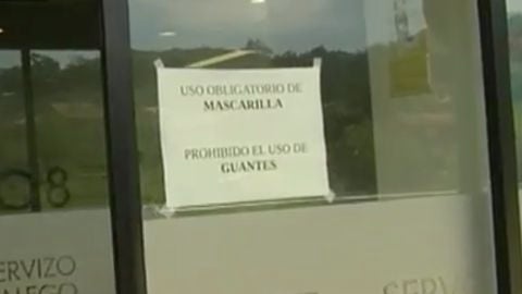 El hospital de Vigo prohíbe el uso de guantes en sus instalaciones durante la crisis sanitaria del coronavirus