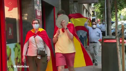 Cacerolada y banderas de España en las calles de Madrid para protestar contra la gestión del Gobierno por el coronavirus