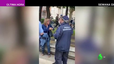 Dos mujeres sin mascarilla forcejean con la policía italiana por intentar sancionarlas