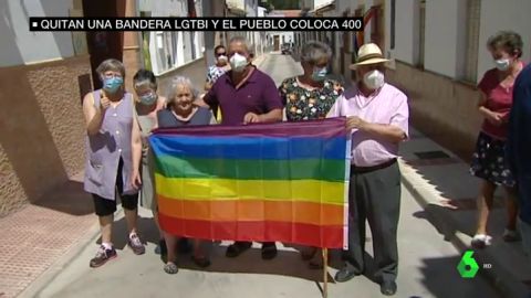 Un pueblo de Málaga se inunda de banderas LGTBI tras una queja que obligó a retirar la del Ayuntamiento 