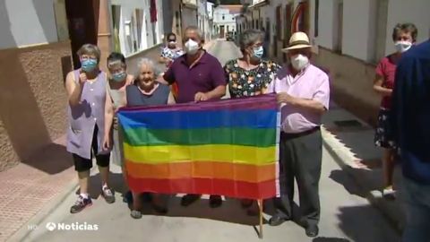 El pueblo malagueño Villanueva de Algaidas, un icono LGTBI por su reacción a la retirada de una bandera multicolor 