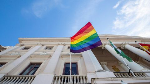 El juez admite la petición de Abogados Cristianos y obliga a retirar la bandera LGTBI del Ayuntamiento de Cádiz