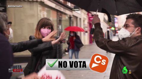 (28-04-21) La divertida reacción de una votante de Pablo Iglesias cuando se entera de que su amigo votará a Díaz Ayuso