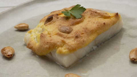 Crema de alcachofas con almejas y bacalao gratinado con ajoaceite de almendra