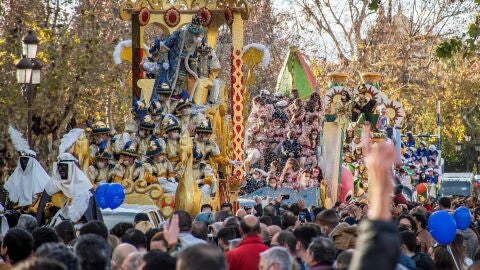 (05-01-22) La cabalgata de Reyes 2022 recorre Madrid, Barcelona, Sevilla y otras ciudades en medio de restricciones por la Covid