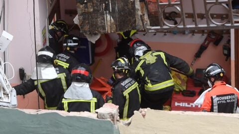 (06-01-22) Sigue el desescombro en el colegio de Gijón donde murieron dos operarios tras el derrumbe del techo