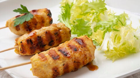 Berza al curry con pasas y brochetas de pollo con salsa teriyaki