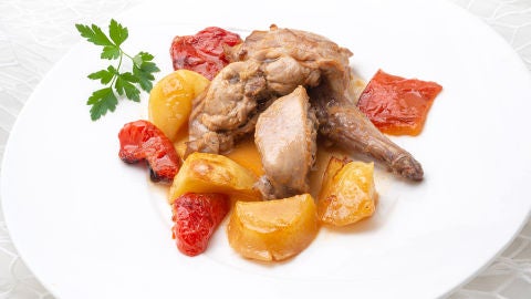 Cogollos a la plancha con anchoa y tomates y asado de carne de conejo con patatas
