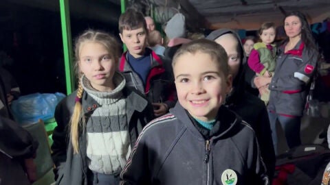 (23-04-22) Las primeras imágenes de mujeres y niños refugiados en los sótanos del complejo siderúrgico Azovstal de Mariúpol