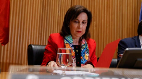 (04-05-22) Margarita Robles calla cuando le preguntan si la directora del CNI debe dimitir: "Me siento orgullosa de los 3.000 hombres y mujeres del CNI"