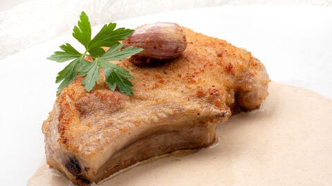 Coliflor con refrito de ajetes y chuleta de cerdo rellena con salsa de paté