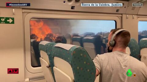 (18-07-22) La impresionante imagen del incendio de Sierra de la Culebra visto desde un tren Madrid - Ferrol