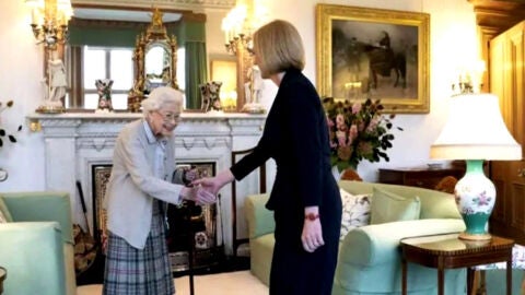 (06-09-22) Liz Truss jura como primera ministra de Reino Unido ante la reina Isabel II: empieza un liderazgo cargado de grandes retos
