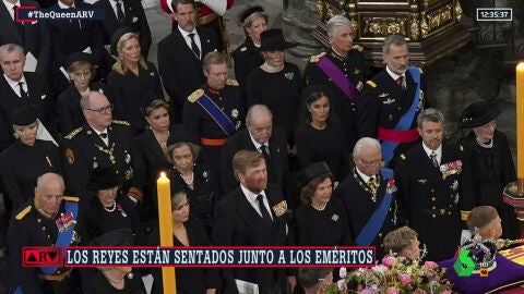  (19-09-22) Los reyes, sentados junto a los eméritos Juan Carlos I y Sofía durante el funeral de Isabel II