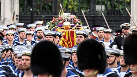 (19-09-22) Miles de ciudadanos despiden a Isabel II en su última procesión por Londres