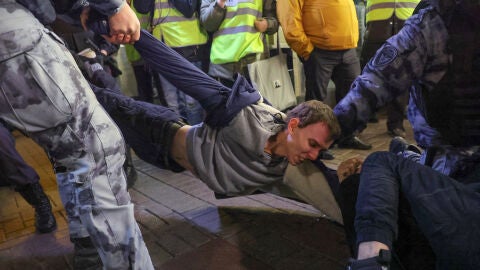(21-09-22) Duras imágenes de la represión en Rusia: cientos de detenidos por protestar contra la movilización militar de Putin