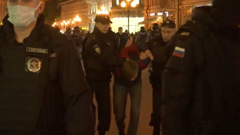 (22-09-22) Rusia responde a los manifestantes en contra de la guerra con una citación para luchar en Ucrania