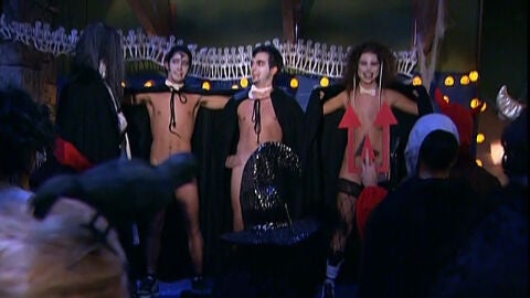 Los amigos de Rafa montan el escándalo despojándose de sus trajes de vampiro en la fiesta de Halloween del Club Social