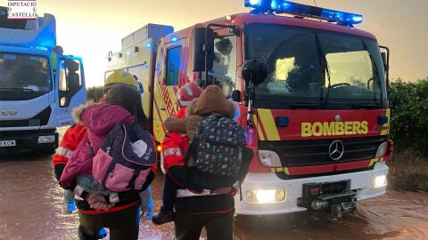 (12-11-22) Rescatan a los ocupantes de un autobús escolar atrapado por la lluvia en Castellón