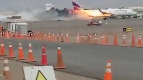 (19-11-22) Mueren dos bomberos al impactar su vehículo con el ala de un avión en el aeropuerto de Lima