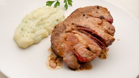 Cabezada de cerdo asada con puré de patata y brazo de tiramisú