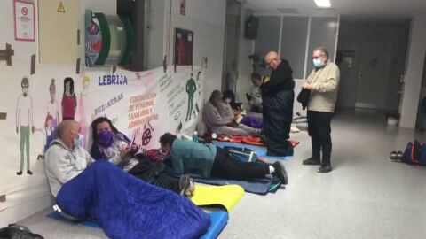 (12-01-23) Vecinos de Lebrija se encierran en el centro de salud para protestar por la mala atención que reciben