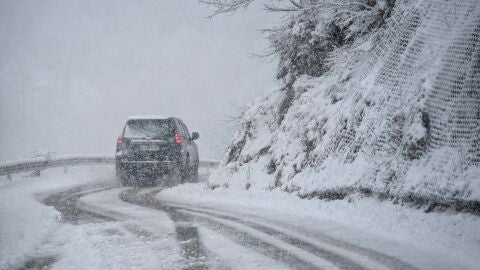(17-01-23) Carreteras cortadas, fuerte oleaje y nieve en cotas bajas: llega lo peor del temporal