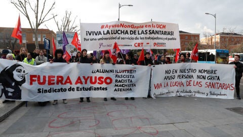 (24-01-23) Dos bandos divididos reciben a Diaz Ayuso en la Universidad Complutense ante el nombramiento de alumna ilustre