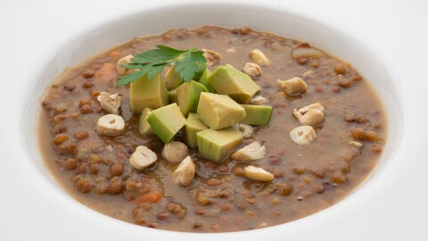 Lentejas con aguacate y anacardos y chuletas de cerdo glaseadas con espárragos verdes