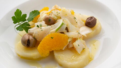 Ensalada de patata, bacalao y naranja y muslos de pavo en pepitoria
