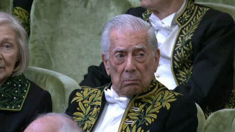 Mario Vargas Llosa ya es inmortal tras una ceremonia de ingreso en la Academia Francesa sin mensajes a Patricia Llosa