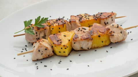 Patatas rellenas de champiñones al ajillo y brochetas de pavo y piña