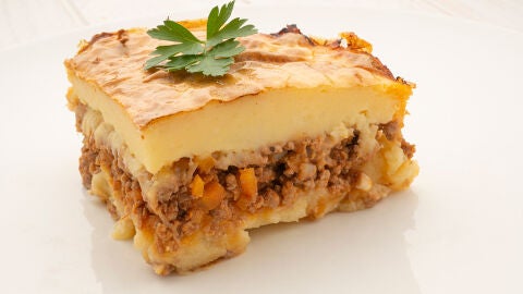 Pastel de patata y carne a la boloñesa y pan alcalino