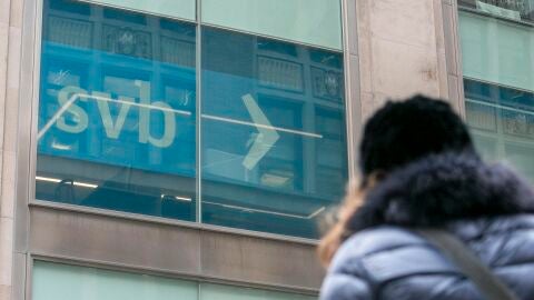 (13-03-23) El Ibex 35 cae casi un 4% arrastrado por la fuerte bajada de la banca tras la intervención del Silicon Valley Bank