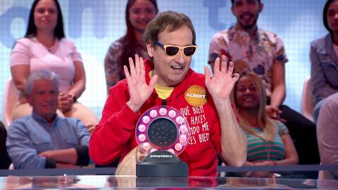 Albert Espinosa, tan “cómodo” que se ‘desmonta’ la pierna izquierda en pleno directo