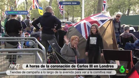 (05-05-23) Miles de acampados a las puertas de Buckingham Palace para ver la coronación: "No es la primera noche que pasan aquí"