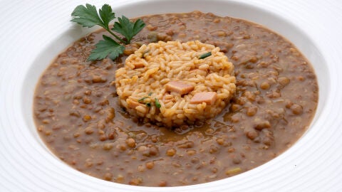 Vieiras gratinadas y enredo de lentejas y arroz frito chino