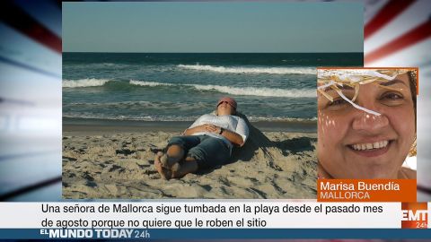 Una mujer sigue tumbada en la playa porque teme que le roben el sitio