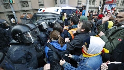Especial laSexta Noticias: Tensión entre manifestantes y Mossos en las inmediaciones de la Delegación del Gobierno en Barcelona