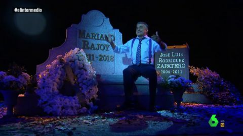 (04-06-18) Wyoming lleva una corona de flores a la 'tumba' de Rajoy: "El Intermedio no te olvida, ni los pensionistas, ni los médicos, ni los científicos..."